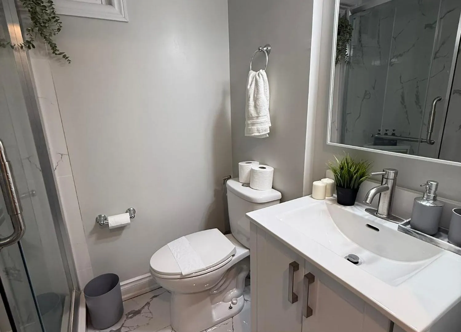 Apartment 2 Bedroom Basement-Downtown Toronto Canada